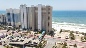 Ein Hochhaus-Hotel mit mehreren Balkonen mit Blick auf einen Strand.