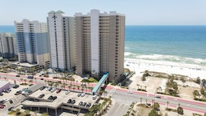 Ein Hochhaus-Hotel mit mehreren Balkonen mit Blick auf einen Strand.