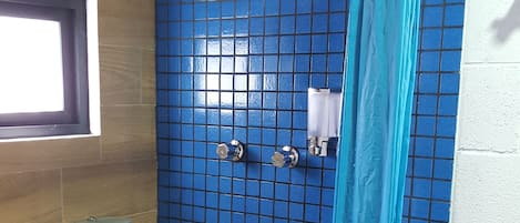 Douche, séchoir à cheveux, serviettes fournies, savon