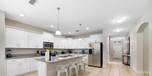 Fridge, microwave, oven, stovetop - Theatre & Games - Luxury Resort - 10 Min Disney! Pet Friendly - Villa Fantasmic (Kissimmee)