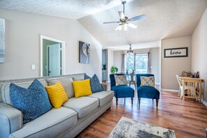 Smart TV - 3BR, Homey Getaway Overlooking Lake Lanier (Gainesville)