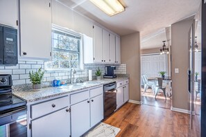 Fridge, microwave, oven, stovetop - 3BR, Homey Getaway Overlooking Lake Lanier (Gainesville)