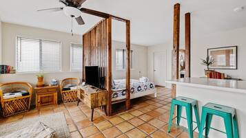 1 habitación, escritorio, tabla de planchar con plancha y wifi