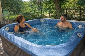Outdoor spa tub