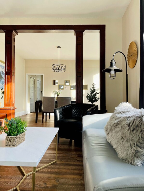 Smart TV - Abode à la Mode | Centrally Located 2BR/1BA Home / Fast wifi/Close to everything (Evansville)