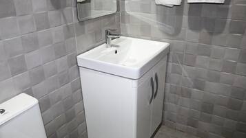 Standard Room | Bathroom | Towels, soap, toilet paper