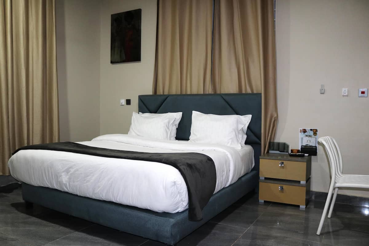 Habitación estándar | Espacio para trabajar con un portátil y tabla de planchar con plancha