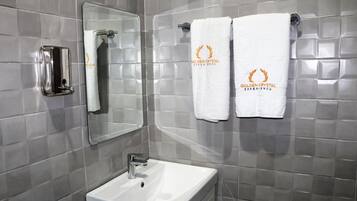 Habitación estándar | Baño | Toallas, jabón, papel de baño