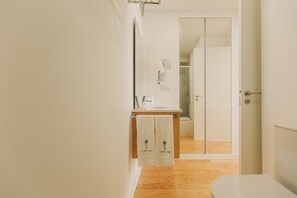 Comfort-Doppelzimmer | Badezimmer | Dusche, Regendusche, kostenlose Toilettenartikel, Haartrockner