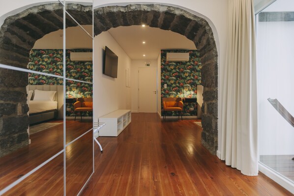 Wardrobe - Azores Inn - Family Suites Hostel (Ponta Delgada)