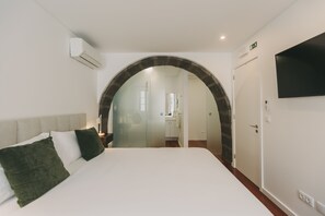 Hypo-allergenic bedding, in-room safe, individually furnished - Azores Inn - Family Suites Hostel (Ponta Delgada)