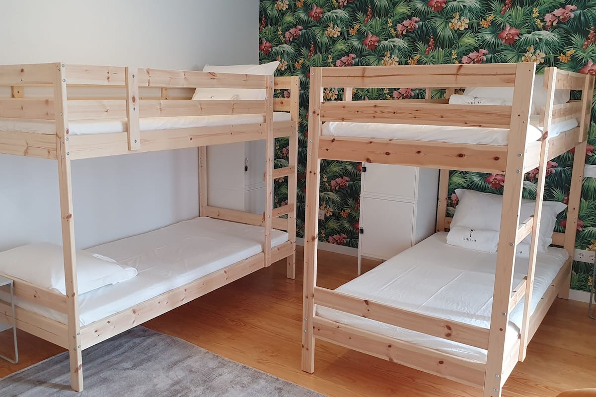 Ropa de cama hipoalergénica y caja de seguridad en la habitación