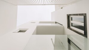 Ein modernes architektonisches Design mit klaren Linien, einer Glasböden und einem minimalistischen Stil.