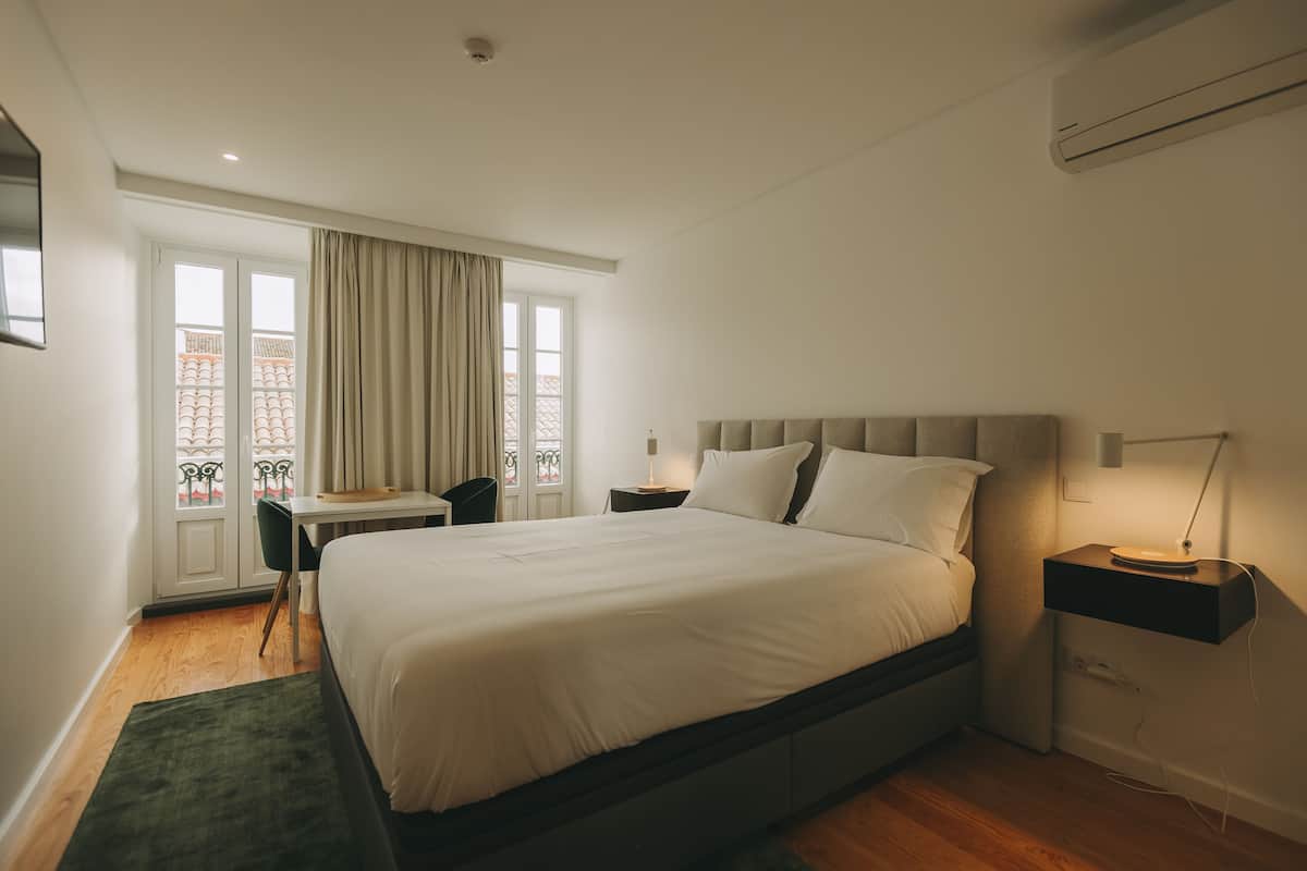 Ropa de cama hipoalergénica y caja de seguridad en la habitación