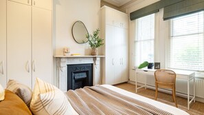 3 bedrooms, iron/ironing board, travel cot, free WiFi - Grand Victoria Beach House (St Kilda)