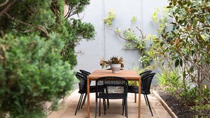 Outdoor dining - Grand Victoria Beach House (St Kilda)