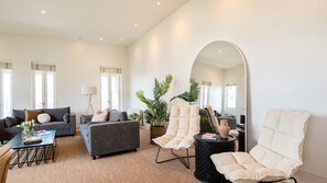 Smart TV - Grand Victoria Beach House (St Kilda)