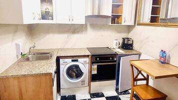 Een koelkast, een magnetron, een oven, een kookplaat