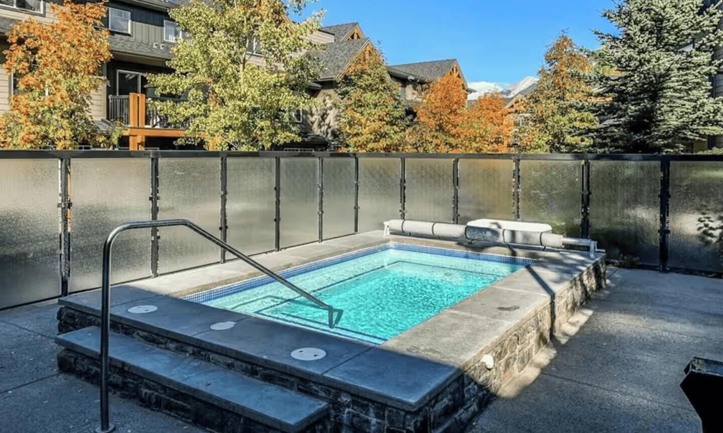 Una piscina al aire libre, una piscina climatizada