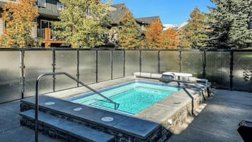 Una piscina al aire libre, una piscina climatizada