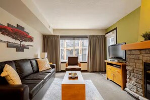 Smart TV, fireplace, offices - Perfect Canmore Base / Parking & Banff Pass (Dead Man's Flats)