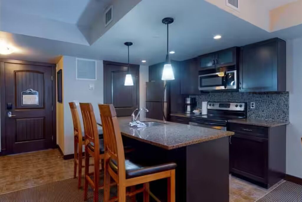 Four à micro-ondes, surface de cuisson, lave-vaisselle