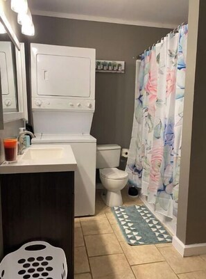 Combined shower/bathtub, hair dryer, towels, soap