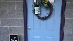 A blue door with a wreath and a 'hello' sign. - Browns Creek Getaway (Marlinton)