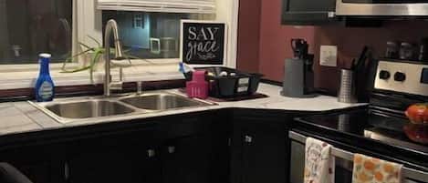 Réfrigérateur, four à micro-ondes, un four, surface de cuisson