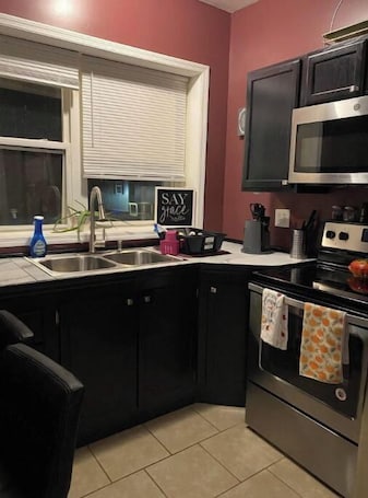 Fridge, microwave, oven, stovetop. Browns Creek Getaway