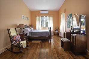 3 bedrooms, desk, iron/ironing board, free WiFi - Lovely Traditional Bajan Villa (Worthing)