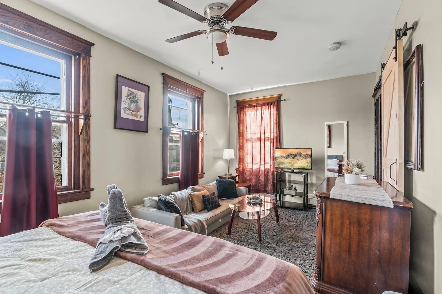 Massive 1B/1B - King-Bed & Lounge / Living Room & Sunroom w/ Parking!!