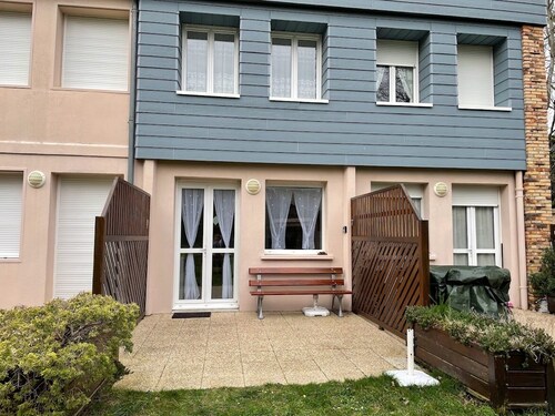 2** 4-person gîte in 5 ha private park, 400 m from Jullouville beach