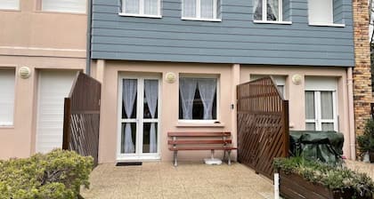 2** 4-person gîte in 5 ha private park, 400 m from Jullouville beach
