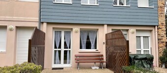 2** 4-person gîte in 5 ha private park, 400 m from Jullouville beach