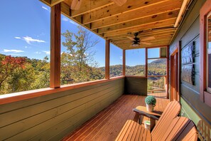 Terrace/patio - 10% Discount for Military, Educators, and First Responders! 4WD recommended.  (Sevierville)