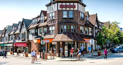 Stylish 1B/1B in Town Center Swarthmore College w/ Parking Spot!