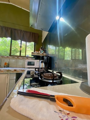 Refrigerador, microondas, cafetera y tetera y tetera eléctrica