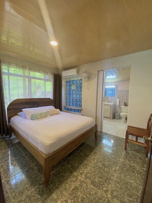 2 chambres, coffres-forts dans les chambres, fer et planche à repasser