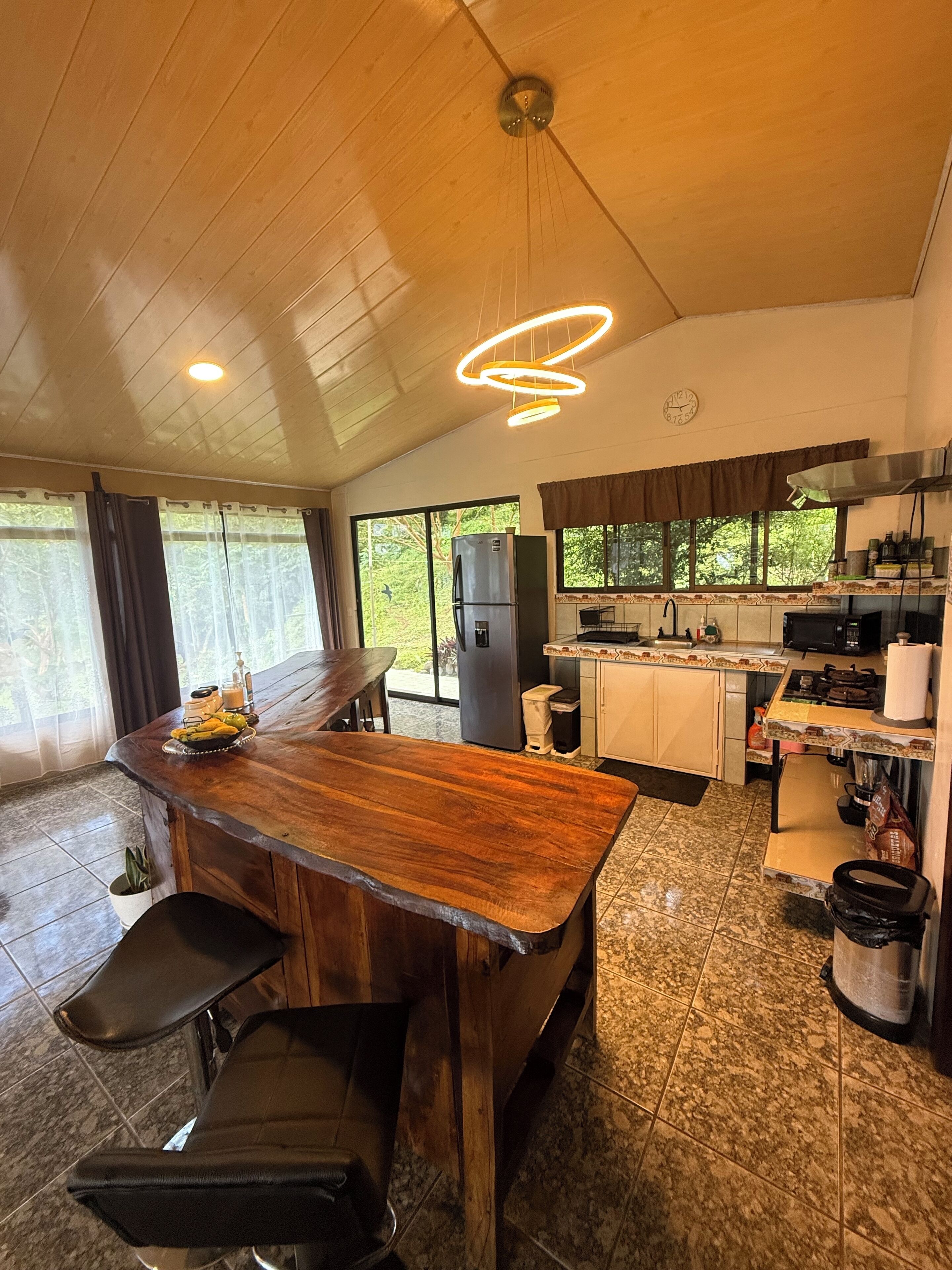 Réfrigérateur, micro-ondes, cafetière/bouilloire, bouilloire électrique