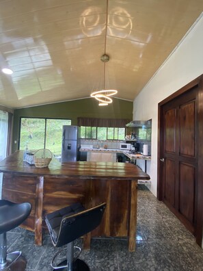 ثلاجة، ميكروويف، ماكينة لصنع القهوة/الشاي، غلّاية كهربائية