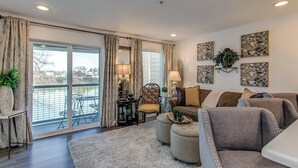Apartment, 1 King-Bett und Schlafsofa, Balkon | Wohnzimmer | Fernseher