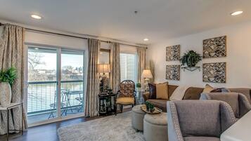 Condo, 1 Katil Raja (King) dengan Katil Sofa, Balcony | Ruang tamu | TV