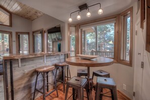 Cabane, 1 grand lit et 1 canapé-lit, cheminée, vue montagne (Revette Chalet) | Cuisine privée | Réfrigérateur, micro-ondes, four, plaque de cuisson