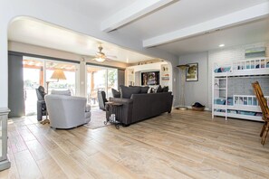 Huis, meerdere bedden, hot tub (Bluebonnet Surprise) | Woonkamer | Een 50-inch flatscreentelevisie met digitale zenders