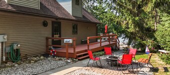 Fabulous Beach House on All Sports Lake Sapphire! Sleeps 12 and Parking for 12!