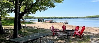 Fabulous Beach House on All Sports Lake Sapphire!  Sleeps 12 and Parking for 12!