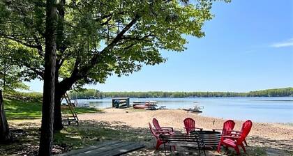 Fabulous Beach House on All Sports Lake Sapphire! Sleeps 12 and Parking for 12!