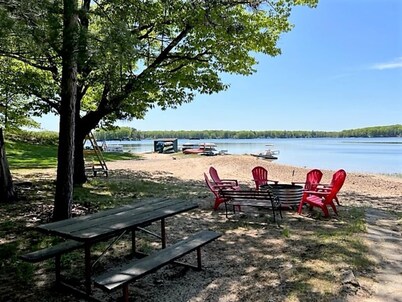 Fabulous Beach House on All Sports Lake Sapphire!  Sleeps 12 and Parking for 12!