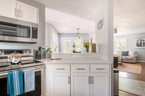 Frigorifero, microonde, forno, piano cottura